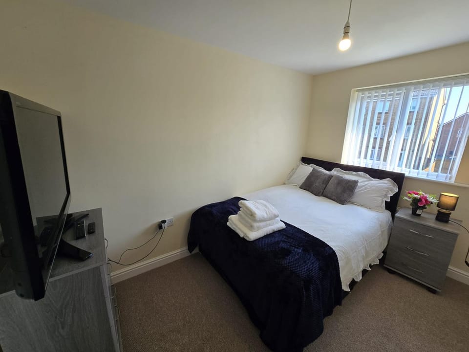 Bed, TV and multimedia, Bedroom, towels