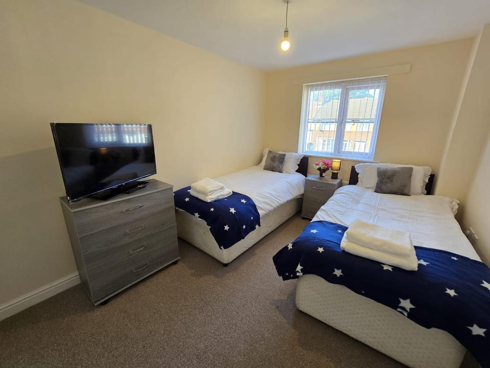 Bed, TV and multimedia, Bedroom, towels