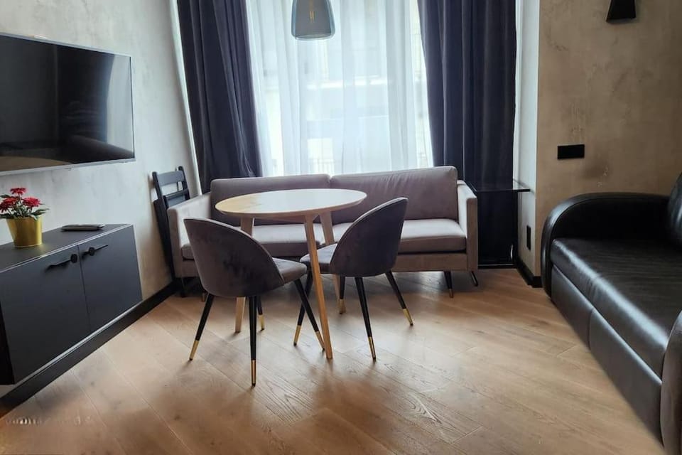 Bed, TV and multimedia, Living room, Photo of the whole room, Seating area, Dining area, Bedroom
