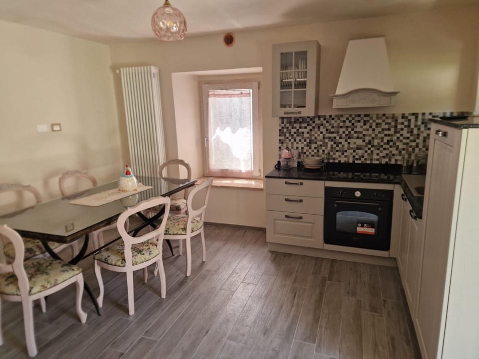 Kitchen or kitchenette, Dining area, stove