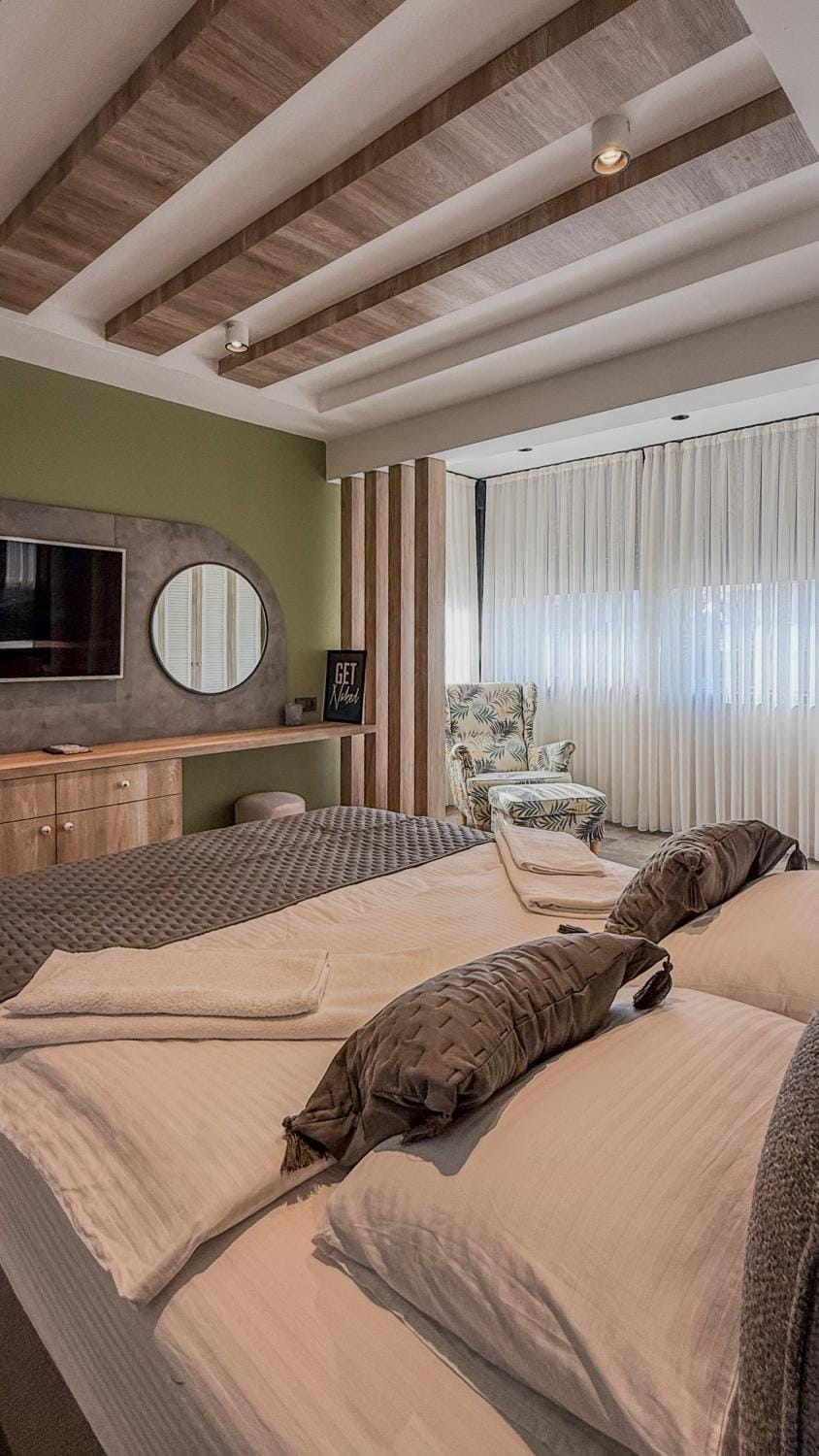 Bed, TV and multimedia, Photo of the whole room, Bedroom
