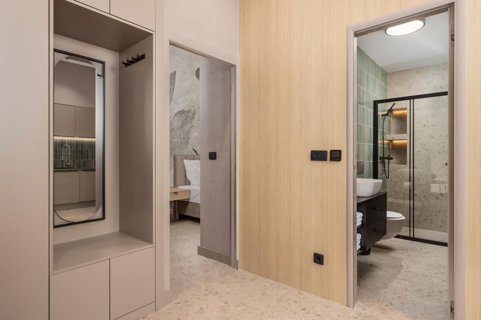 Shower, Toilet, Bathroom, towels