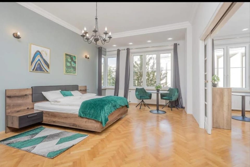 Bed, Photo of the whole room, Seating area, Bedroom