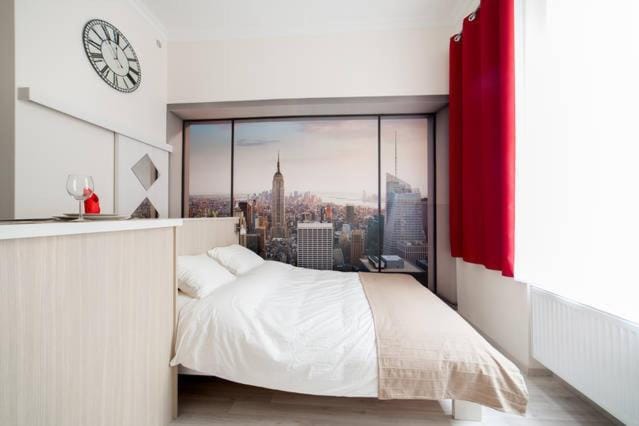 Photo of the whole room, Bedroom