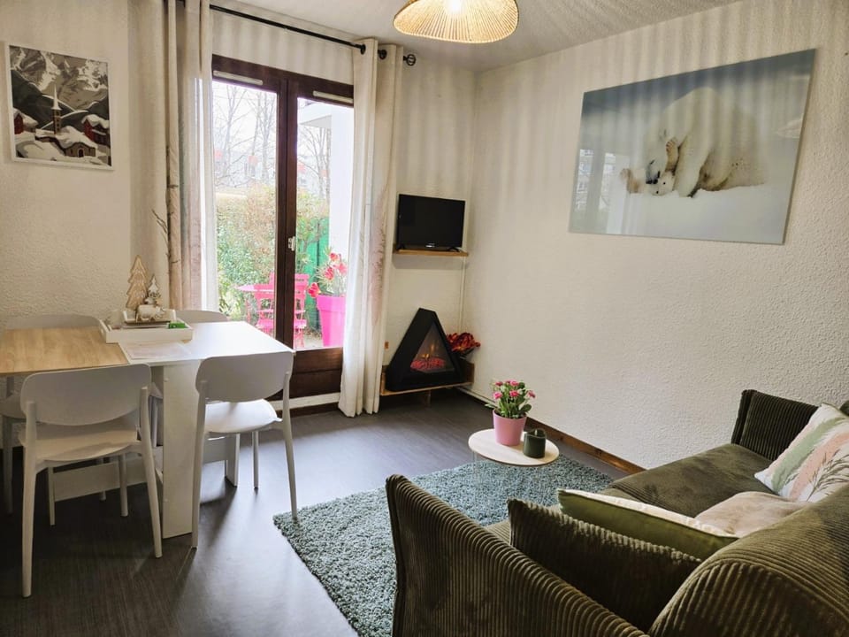Communal lounge/ TV room, TV and multimedia, Living room, Seating area, Dining area