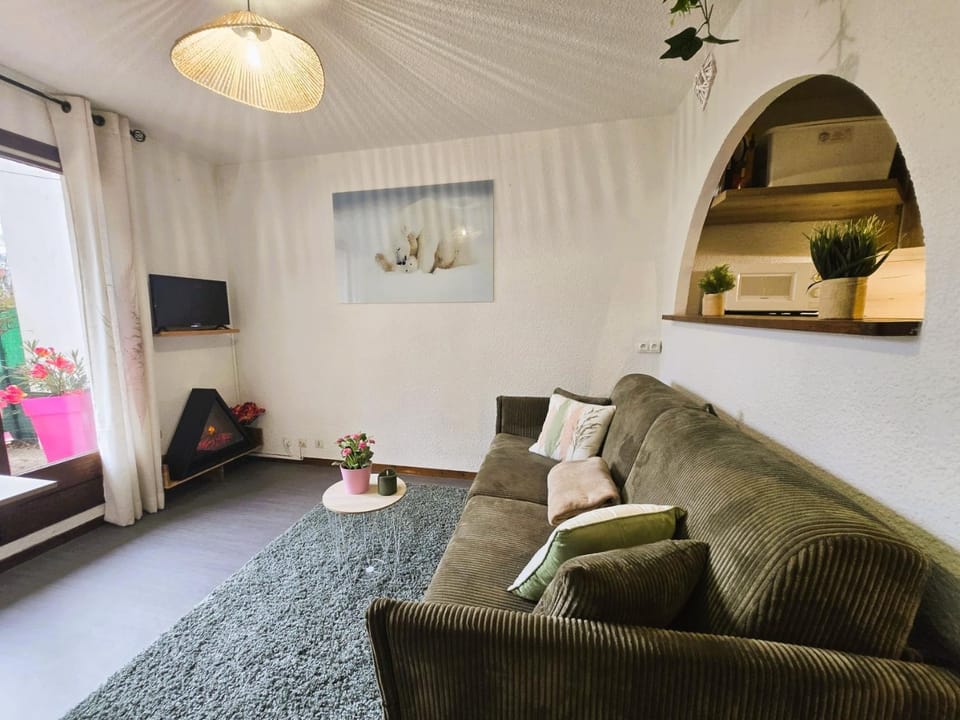 TV and multimedia, Living room, Seating area, fireplace