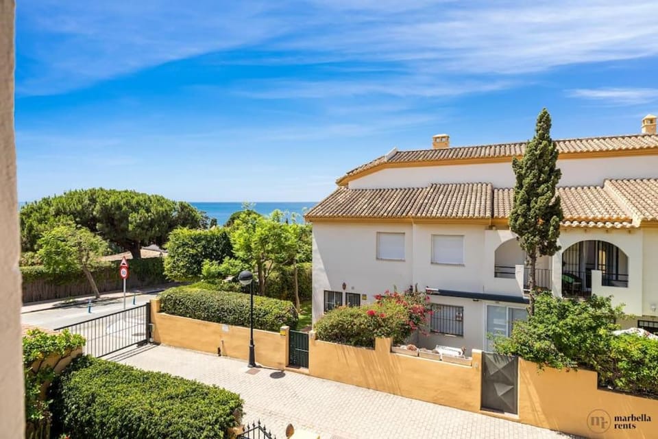 Property building, Day, Garden, Sea view