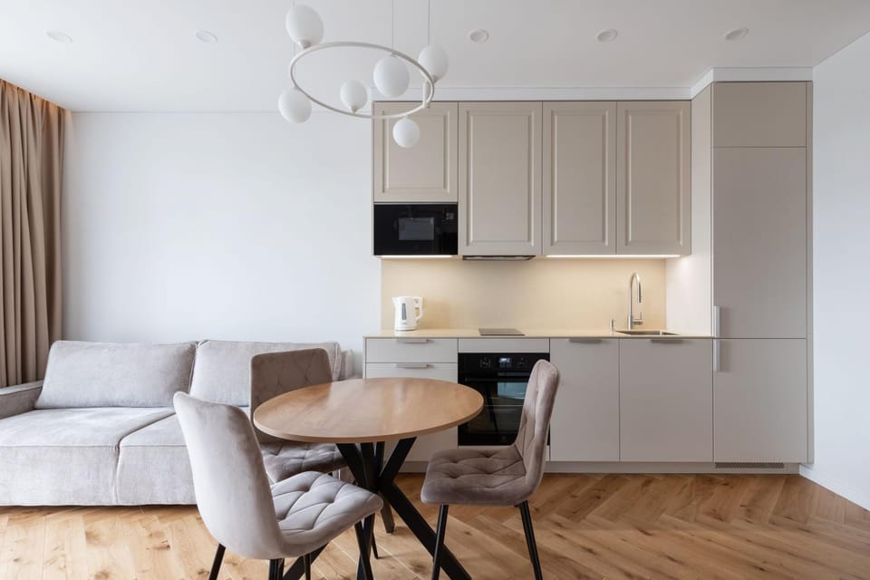 Kitchen or kitchenette, Dining area