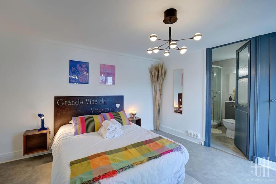 Bed, Bathroom, Photo of the whole room, Bedroom