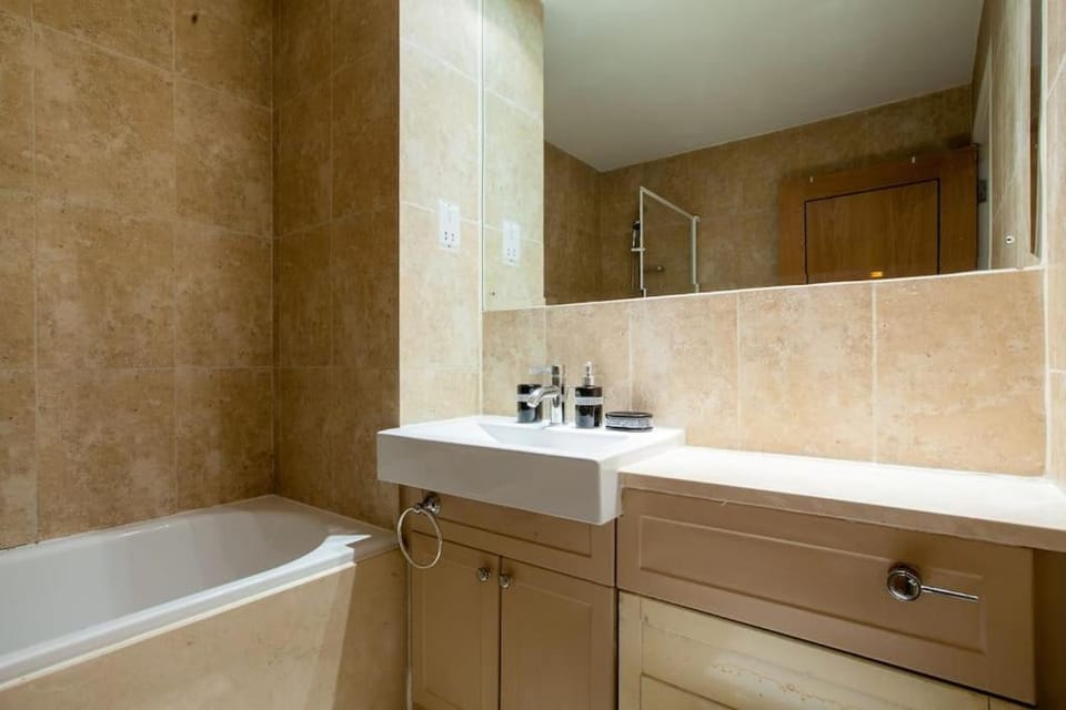 Amazing Central Location Near St Paul's - Sleeps 4 Apartment in London Borough of Islington
