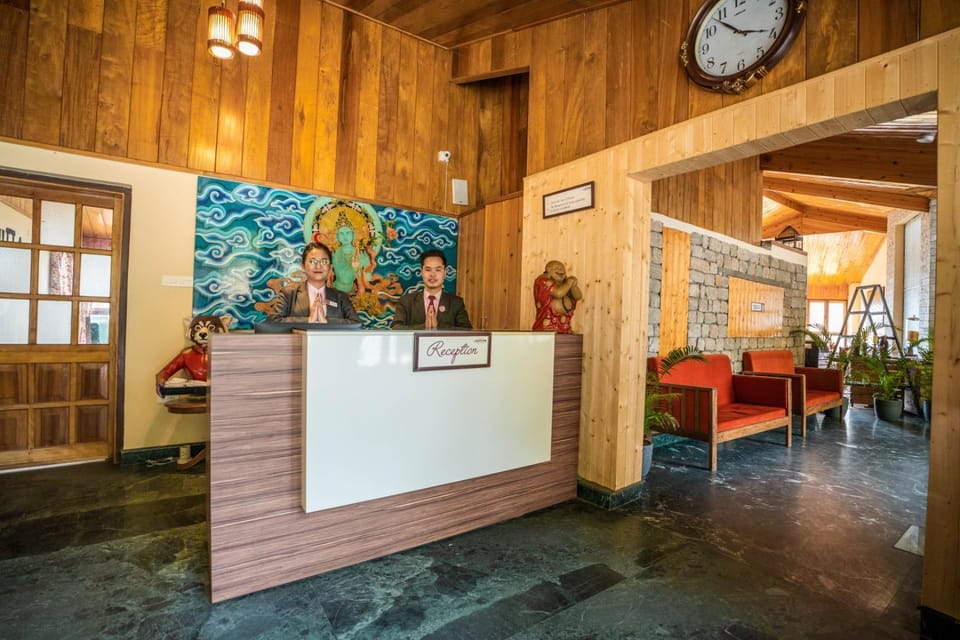 Property building, Staff, Lobby or reception, Decorative detail, Seating area