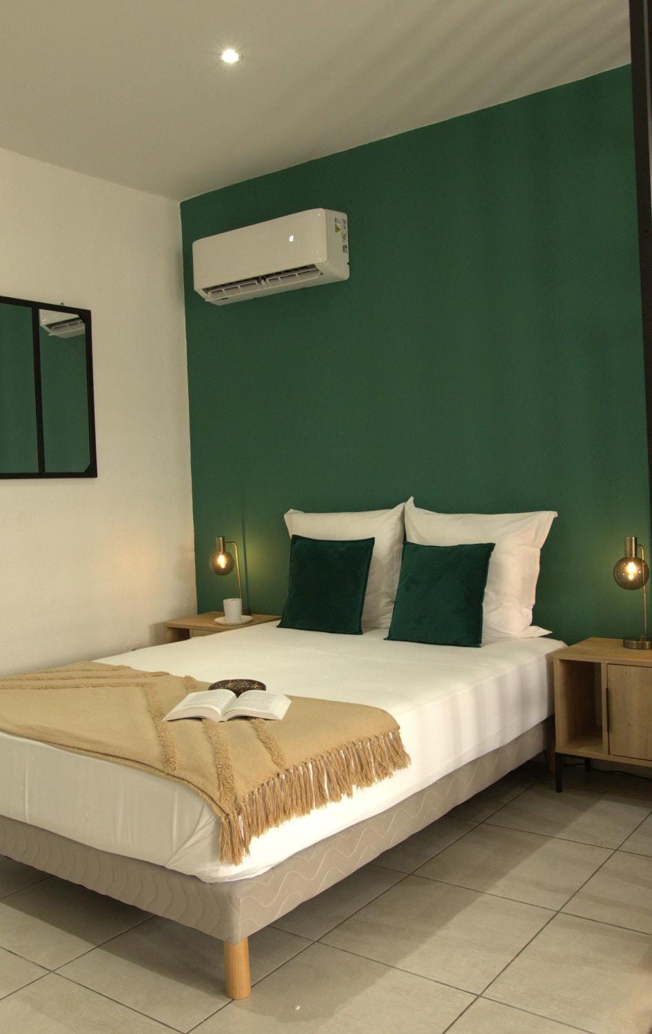 Bed, Photo of the whole room, Bedroom, air conditioner