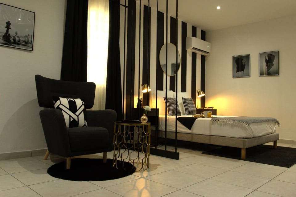 Bed, Photo of the whole room, Seating area, Bedroom, air conditioner