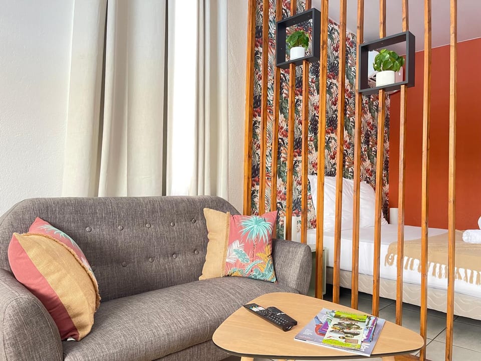 Bed, Photo of the whole room, Seating area, Bedroom