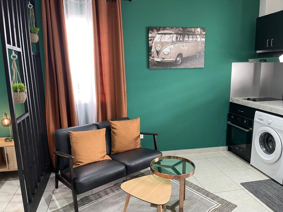 Kitchen or kitchenette, Seating area, oven, washing machine