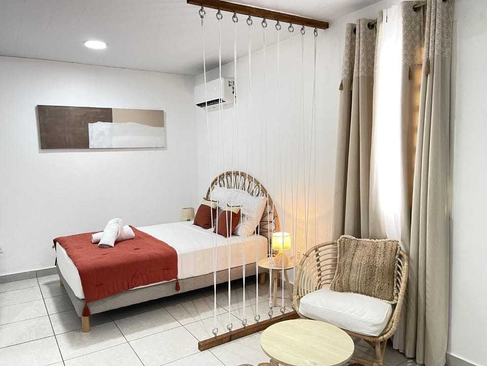 Bed, Photo of the whole room, Seating area, Bedroom, towels, air conditioner