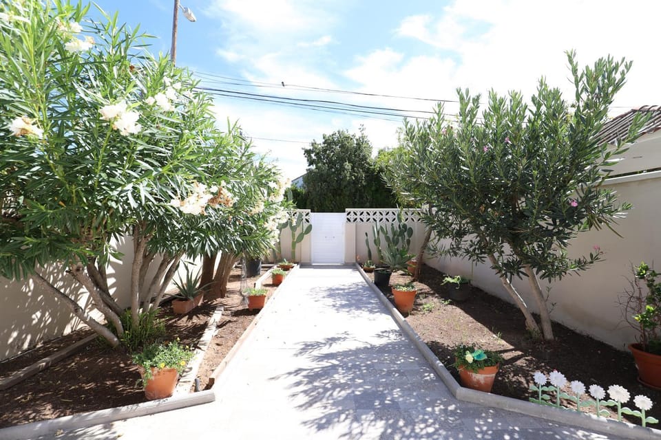 2 apartamentos en una excelente villa de playa compartiendo Piscina y Jardín Apartment in Valencian Community