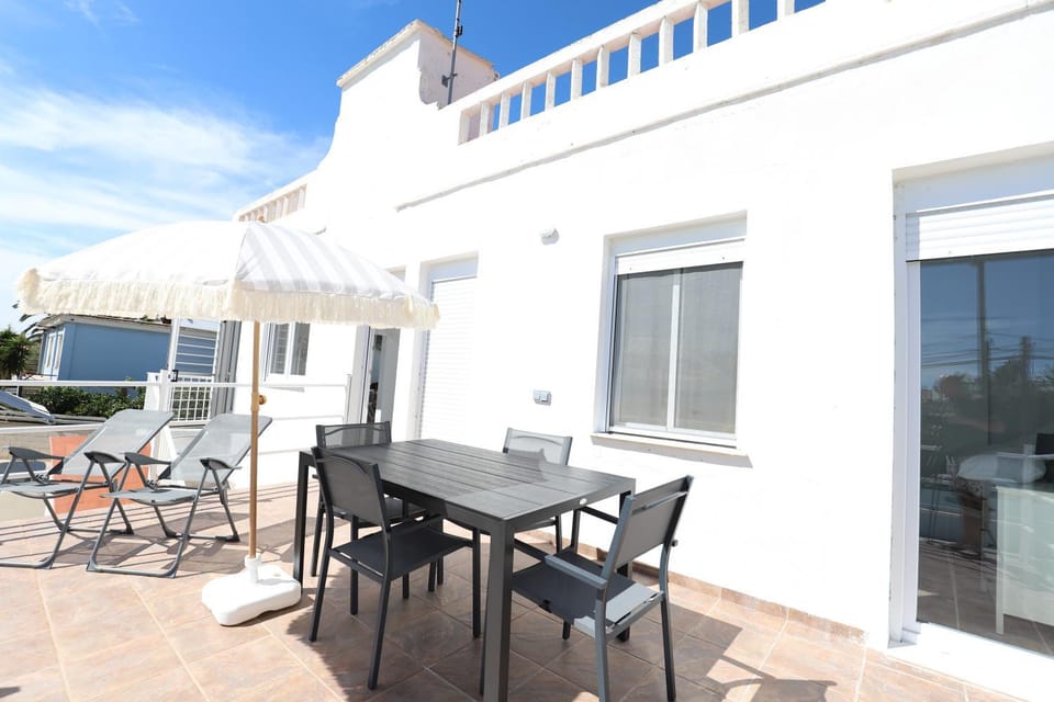 2 apartamentos en una excelente villa de playa compartiendo Piscina y Jardín Apartment in Valencian Community