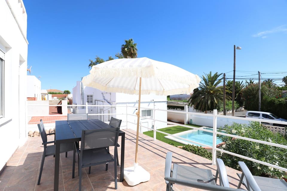 2 apartamentos en una excelente villa de playa compartiendo Piscina y Jardín Apartment in Valencian Community