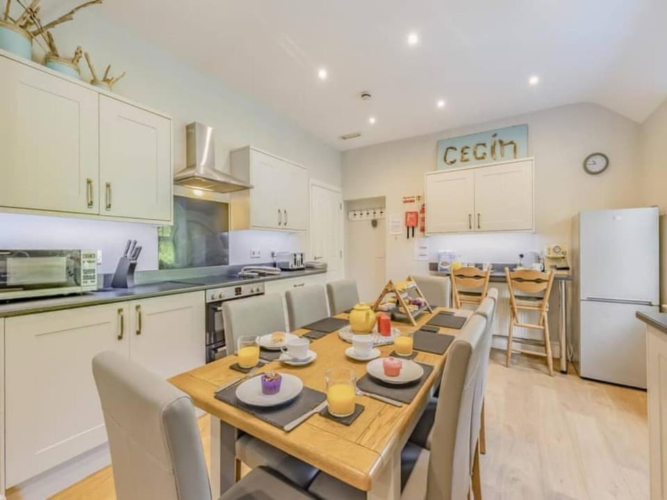 Pencartref- Luxurious Seaside Apartment Aberdovey Apartment in Dyfi Stores