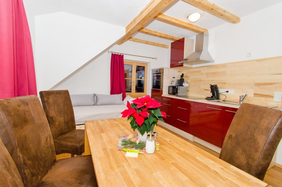 Kitchen or kitchenette, Living room, Seating area, Dining area