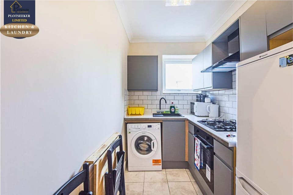 Kitchen or kitchenette, oven, stove, toaster, washing machine