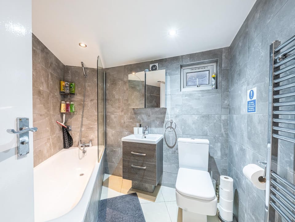 Elegant West Kensington Studio Central London Apartment in City of Westminster