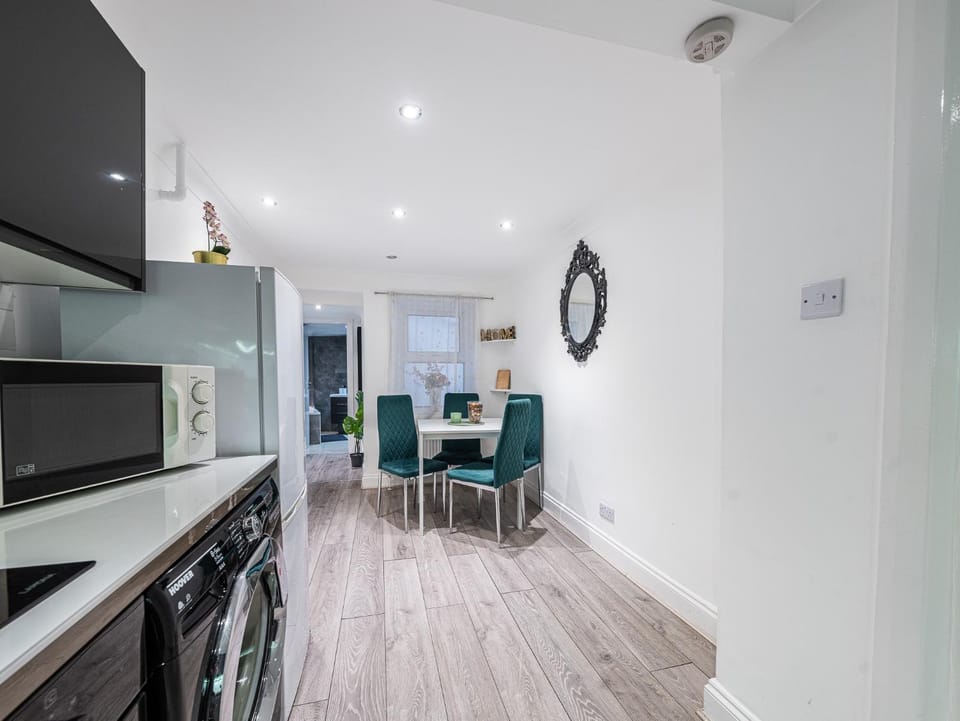 Elegant West Kensington Studio Central London Apartment in City of Westminster
