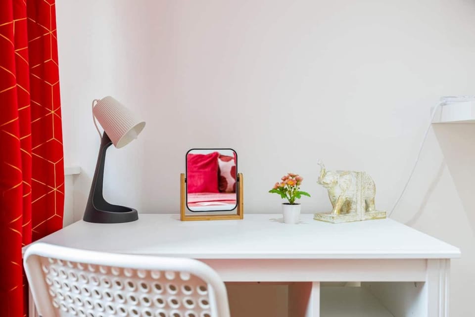 West Kensington 2BR Sleeps 7 Steps to Tube Apartment in City of Westminster