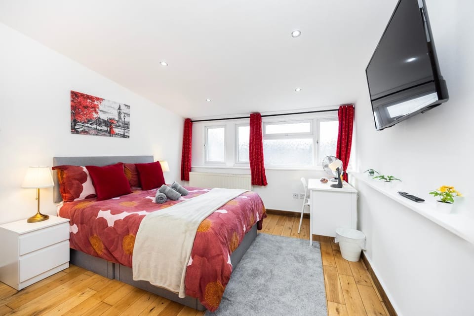 West Kensington 2BR Sleeps 7 Steps to Tube Apartment in City of Westminster