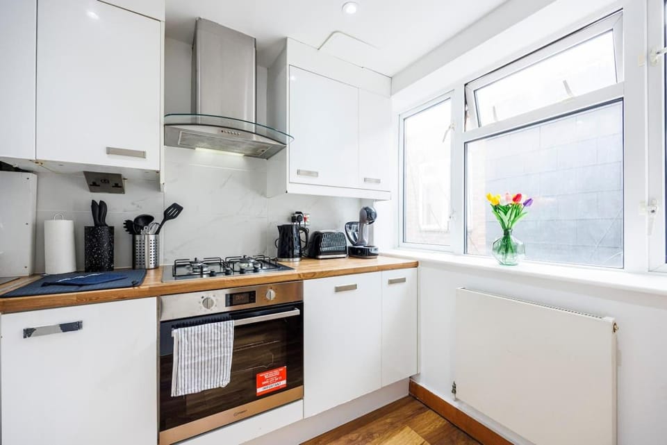 West Kensington 2BR Sleeps 7 Steps to Tube Apartment in City of Westminster
