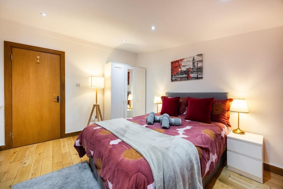 West Kensington 2BR Sleeps 7 Steps to Tube Apartment in City of Westminster