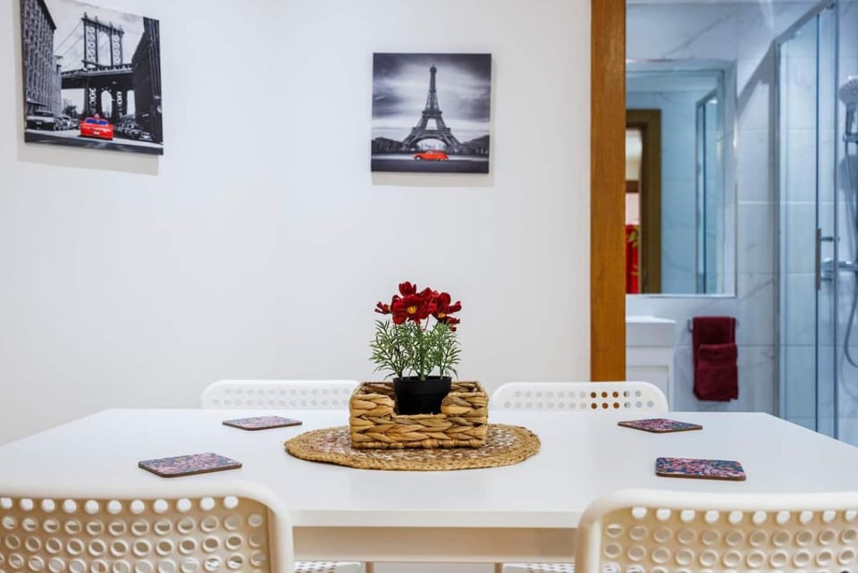 West Kensington 2BR Sleeps 7 Steps to Tube Apartment in City of Westminster