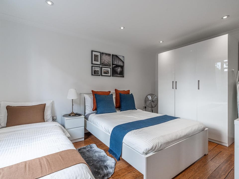 Cosy 1BR Flat West Kensington Sleeps 5 London Apartment in City of Westminster