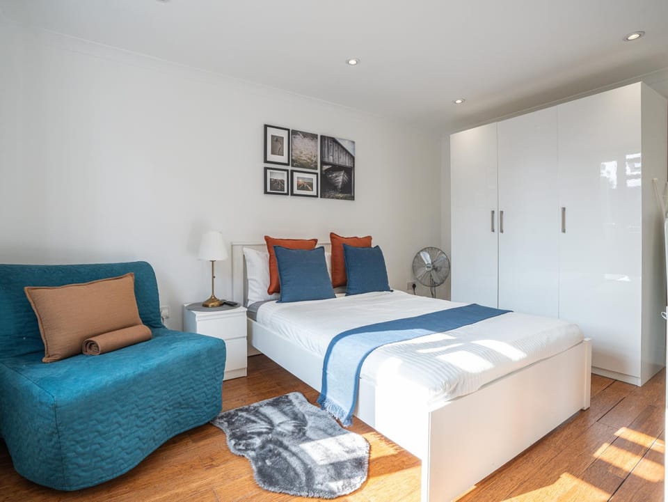 Cosy 1BR Flat West Kensington Sleeps 5 London Apartment in City of Westminster