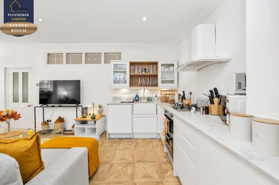 Victorian 3BR 1-Min Tube Work Ready Apartment in City of Westminster