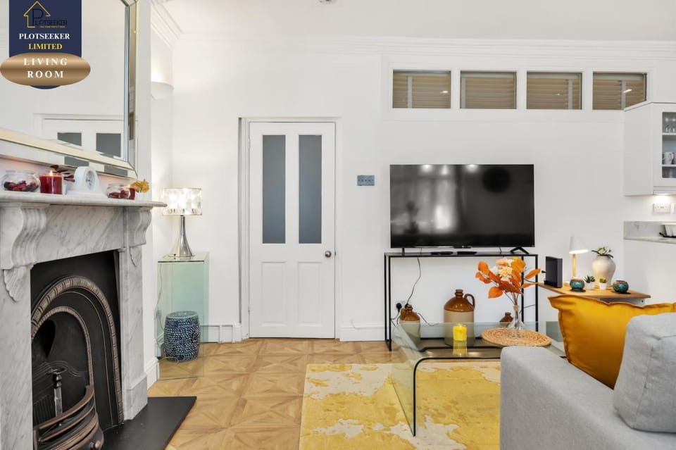 TV and multimedia, Living room, Seating area, fireplace