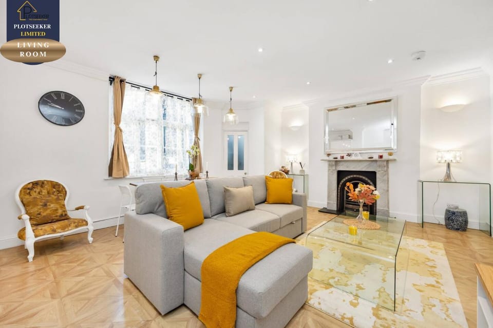 TV and multimedia, Living room, Seating area, flat iron