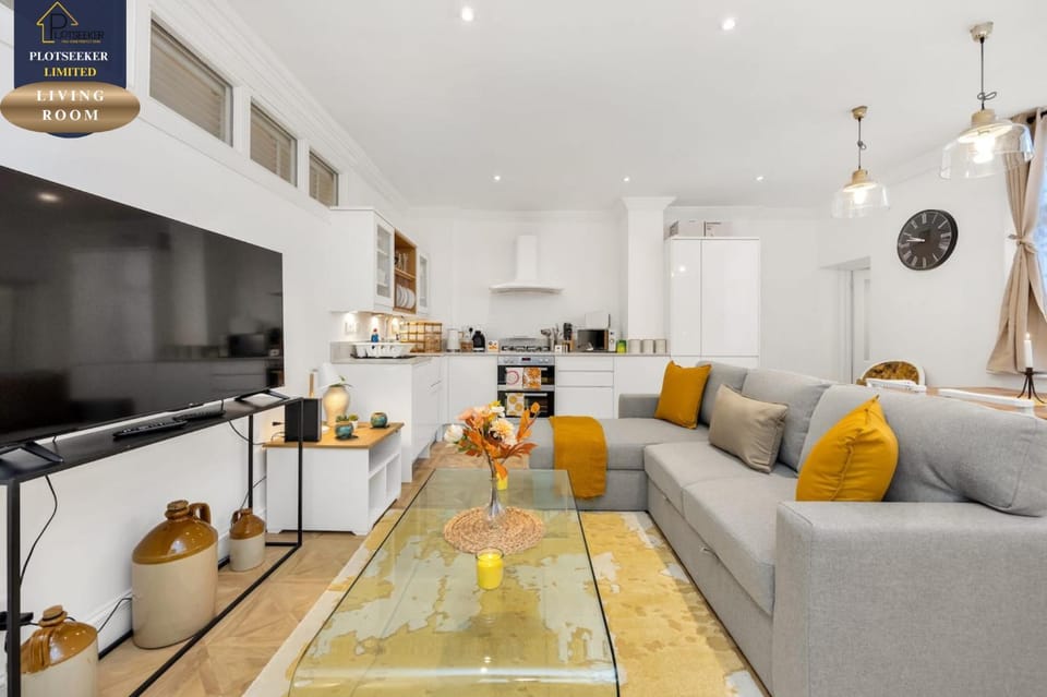 Communal lounge/ TV room, TV and multimedia, Living room, Seating area, Evening entertainment