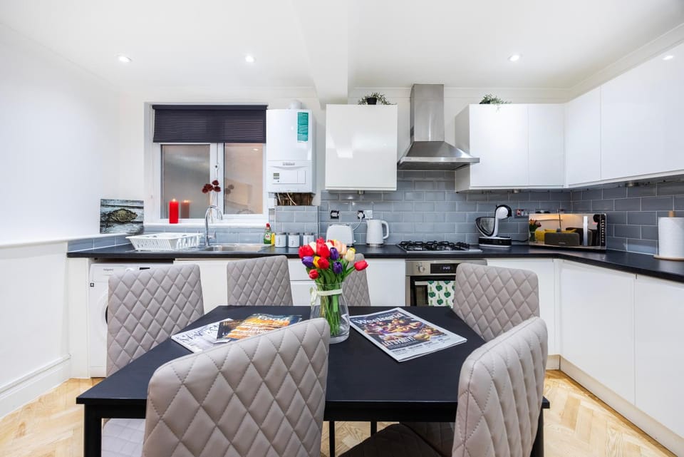 West Kensington 2BR Steps to Tube Sleeps 7 Apartment in City of Westminster