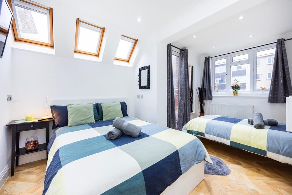 West Kensington 2BR Steps to Tube Sleeps 7 Apartment in City of Westminster