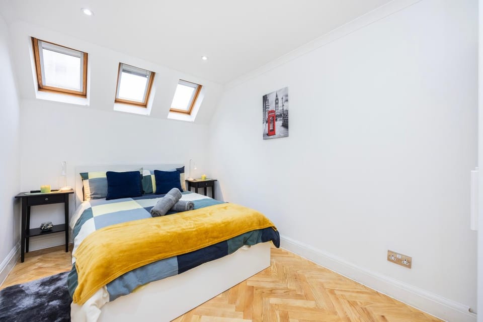 West Kensington 2BR Steps to Tube Sleeps 7 Apartment in City of Westminster