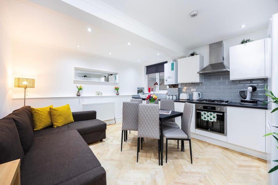 West Kensington 2BR Steps to Tube Sleeps 7 Apartment in City of Westminster