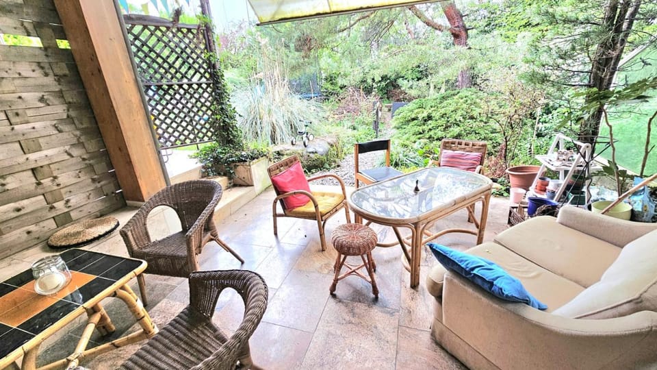 Restaurant/places to eat, Balcony/Terrace