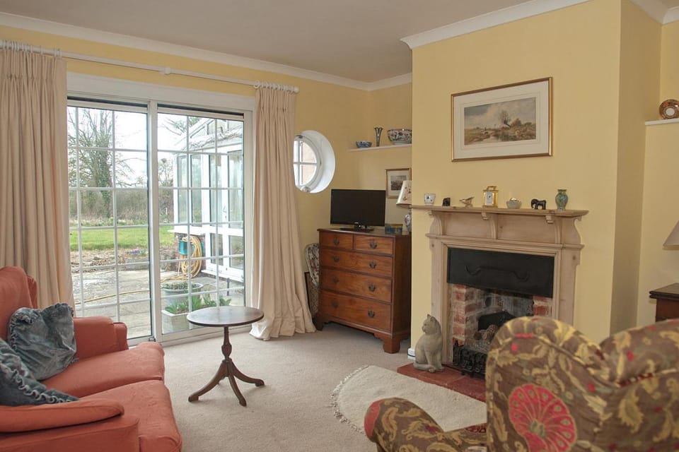 Communal lounge/ TV room, TV and multimedia, Living room, Seating area, Evening entertainment