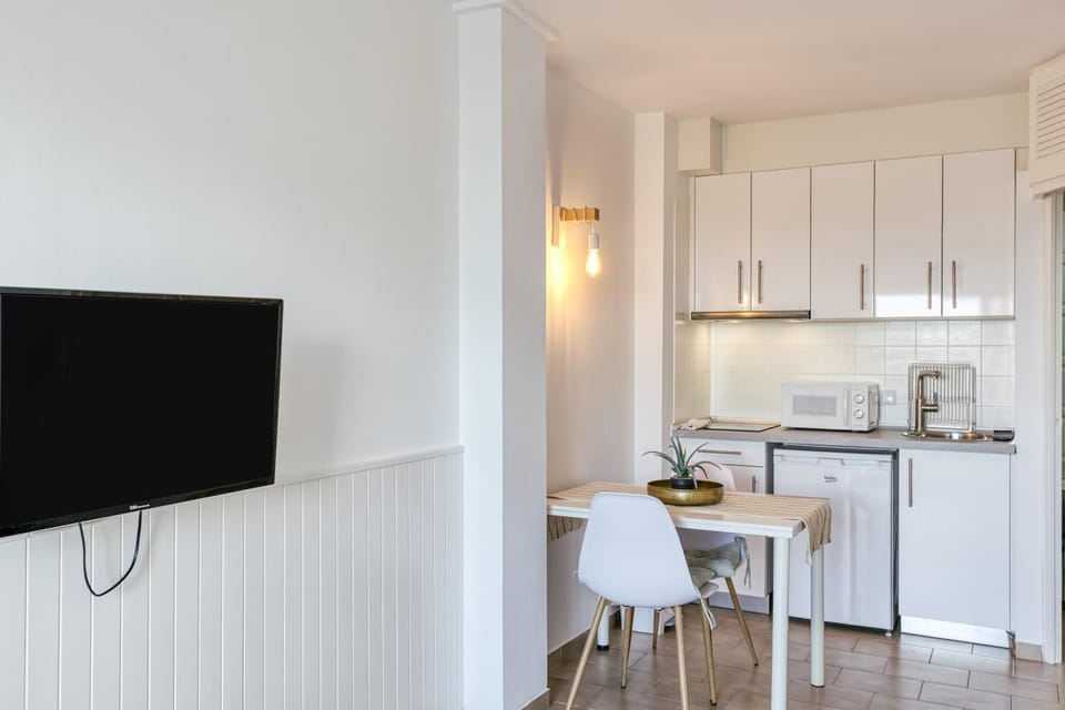 Kitchen or kitchenette, Living room