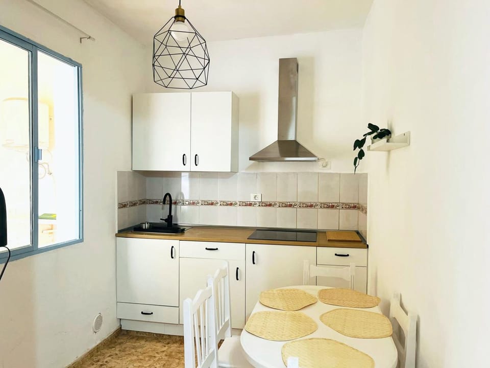 Kitchen or kitchenette, Dining area, stove