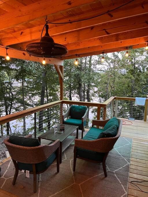 Nice little cabin at the lake Cabin in High Rock Lake