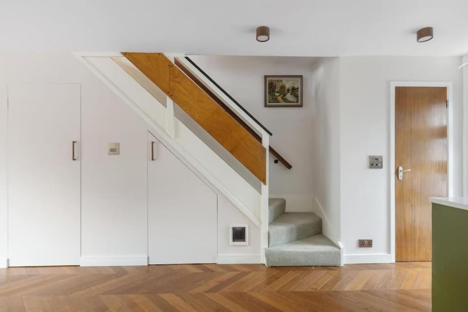 4 Bedroom Beautiful Putney Heath House in London