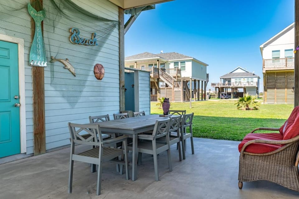 Sea Leggs Cabin home Cabin in Bolivar Peninsula